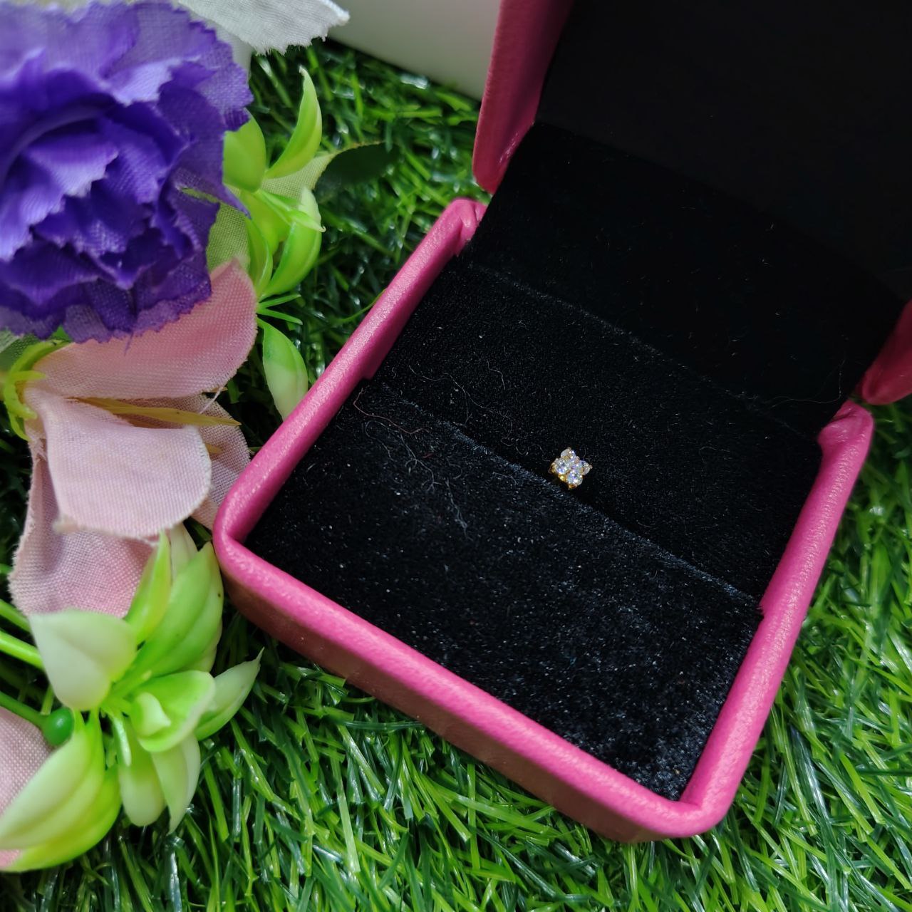 Premium quality Fashionable Classic Design Imitation Gold Polish 5 Stone Nose Pin For Women - Image 2